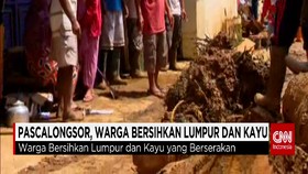 Pasca Longsor, Warga Bersihkan Lumpur