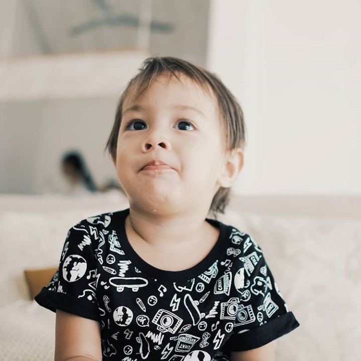 <p>Jika anak lain minta menyusu ibunya bilang 'nenen', Bjorka menyebutnya 'dudu'. Hi-hi-hi. (Foto: Instagram @sabaidieter)</p>
