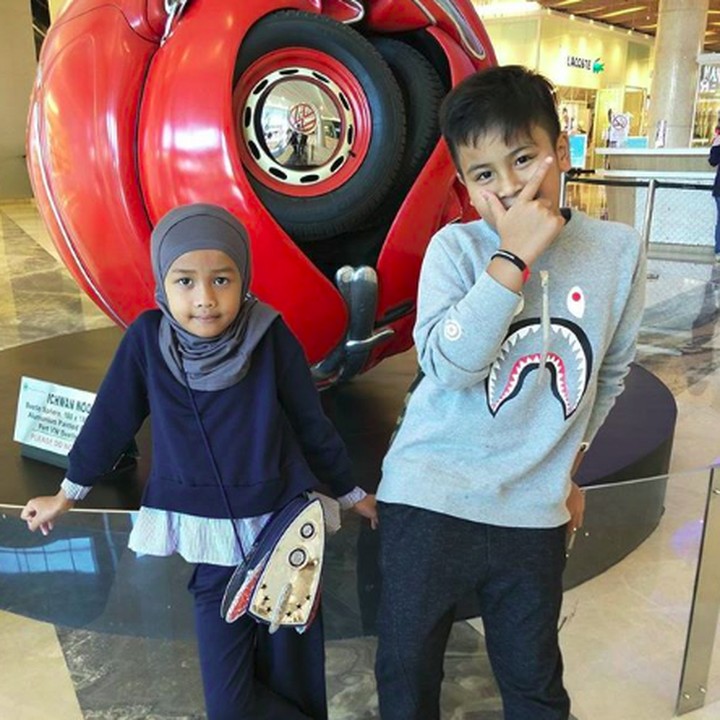 <p>Kenalkan, Bun. Si kakak namanya Muhammad Rahlil Ibrahim dan si adik namanya Siti Rahlia Ibrahim. (Foto: Instagram/ @inekekoes)  </p>