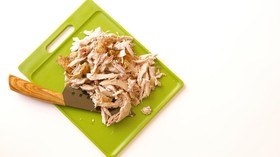 Trik Cepat Suwir Daging Ayam