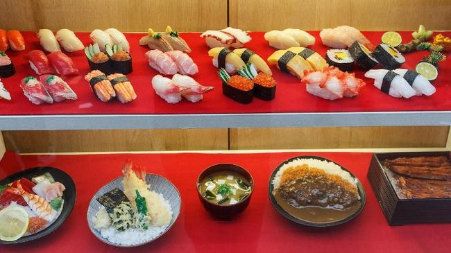 Di Jepang, ada sebuah distrik yang mayoritas masyarakatnya bekerja sebagai pengrajin replika makanan yang sangat mirip dengan aslinya.