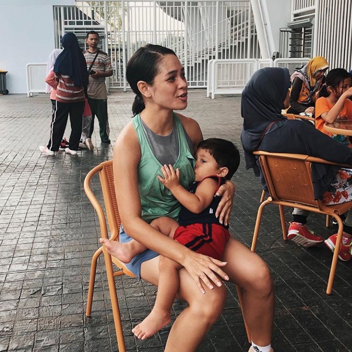 Di sela-sela olahraga lari, menyusui Kawa jalan terus. Semangat selalu, Bu Andien! (Foto: Instagram @andienippekawa)