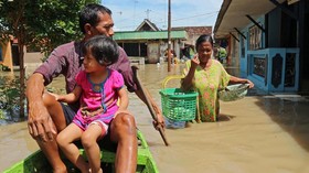 FOTO: Kala Banjir Rendam Sebagian Pulau Jawa