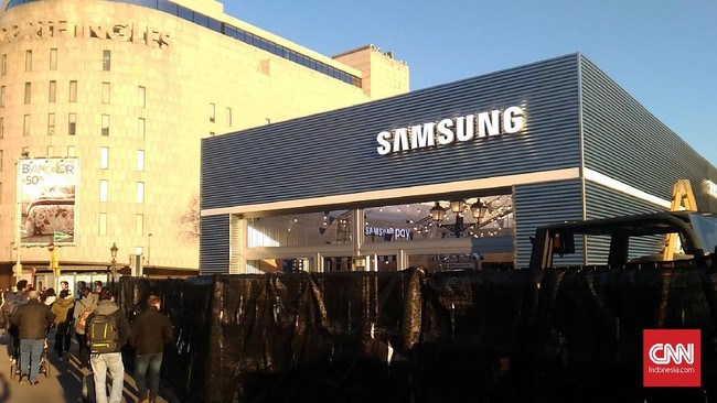 Samsung memamerkan ponsel lipat terbaru, Galaxy Fold yang disebut memiliki banyak keunggulan dan kemewahan.