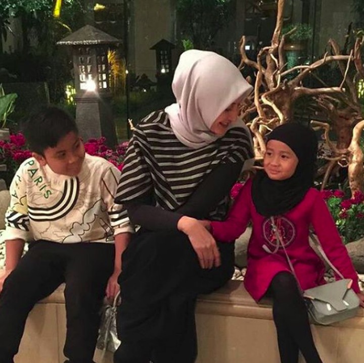 <p>Sehat-sehat ya duo kesayangan Bunda Ineke dan Ayah Fahmi. (Foto: Instagram/ @inekekoes)</p>