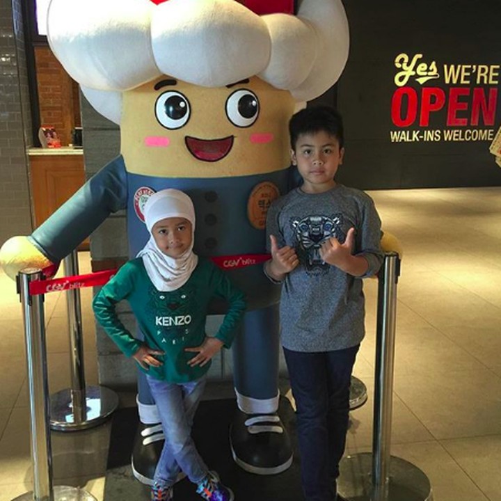<p>Lebih jago berpose siapa nih, Bun? Kakak Rahlil atau Adik Rahlia? (Foto: Instagram/ @inekekoes)  </p>