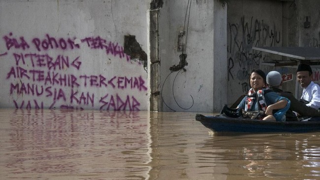 FOTO: Kala Banjir Rendam Sebagian Pulau Jawa