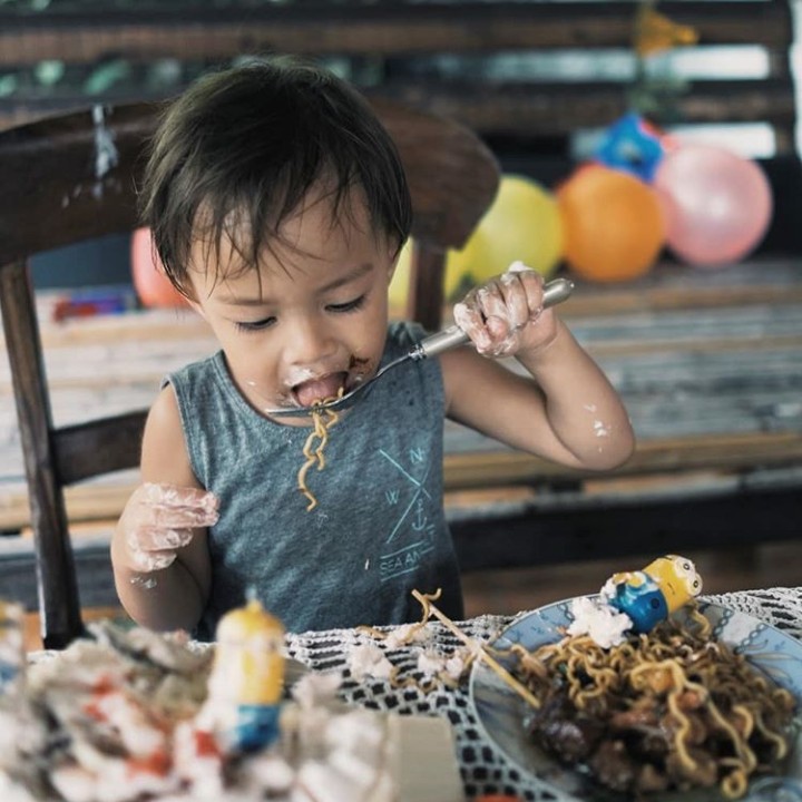 <p>Makan kue ulang tahun campur mi goreng, enak ya Bjorka? (Foto: Instagram @sabaidieter)</p>