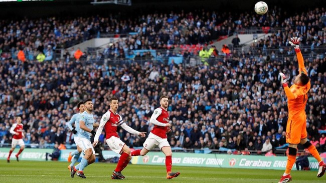 Sergio Aguero membawa Manchester City unggul 1-0 atas Arsenal di babak pertama final Piala Liga Inggris yang digelar di Stadion Wembley.