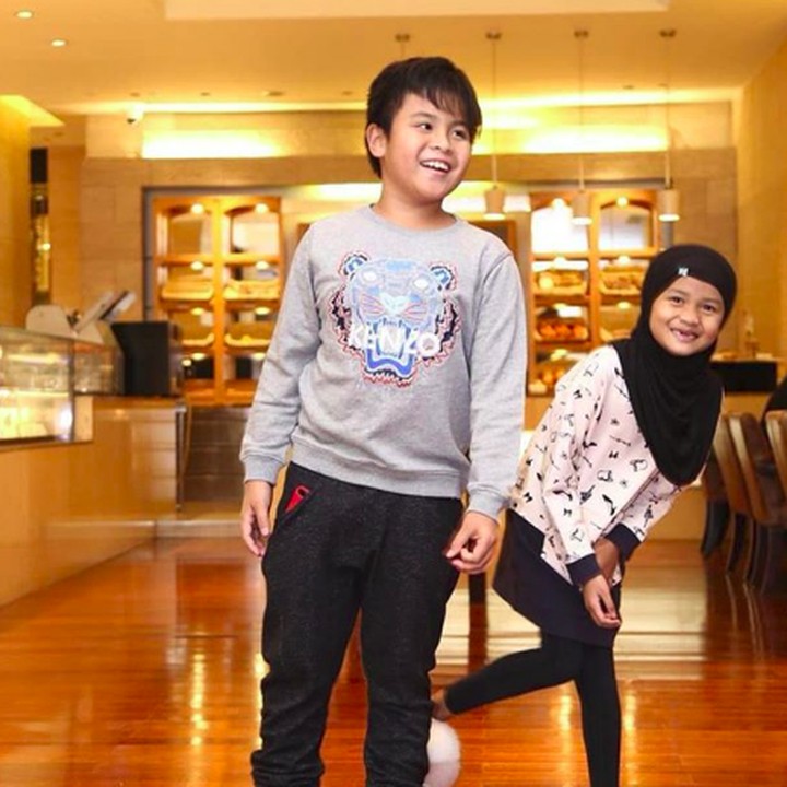 <p>Nggemesin banget ya pose kakak beradik ini. (Foto: Instagram/ @inekekoes)  </p>