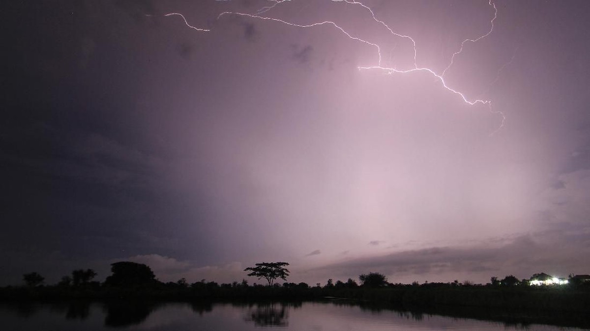 FOTO: Kala Banjir Rendam Sebagian Pulau Jawa