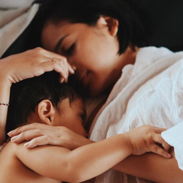 Bagi Andien, dalam proses menyusui nggak selamanya mulus. Suatu kali dia pernah merasakan payudaranya begitu sakit seperti disilet lantaran mengalami penyumbatan aliran ASI. (Foto: Instagram @andienaisyah)