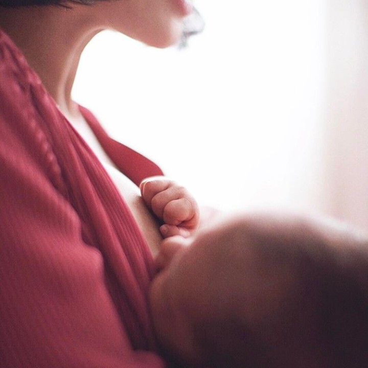 Menyusui si kecil adalah hal yang indah karena kata Andien kulit ibu dan si kecil bersentuhan, mata bertatapan, juga jemari si kecil yang asyik bermain-main. Dengan menyusu, si kecil pun tenang karena bisa mendengar detak jantung ibunya. Itulah yang membuat Andien jatuh cinta pada menyusui. (Foto: Instagram @andienaisyah)