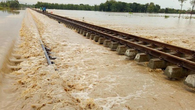 KAI membatalkan 13 perjalanan kereta api akibat banjir yang menerjang sejumlah jalur perlintasan kereta pada Sabtu (20/2) dan Minggu (21/2) ini. 