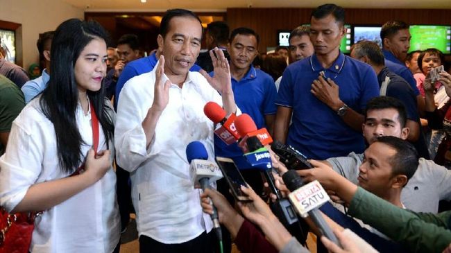 Beli Sepatu, Jokowi Yakin Sneaker Lokal Berkualitas Global Saat mengunjungi pameran sneaker di Senayan, Jokowi melihat produk luar negeri masih mendominasi. Meskipun begitu ia yakin sneaker lokal tak kalah berkualitas.