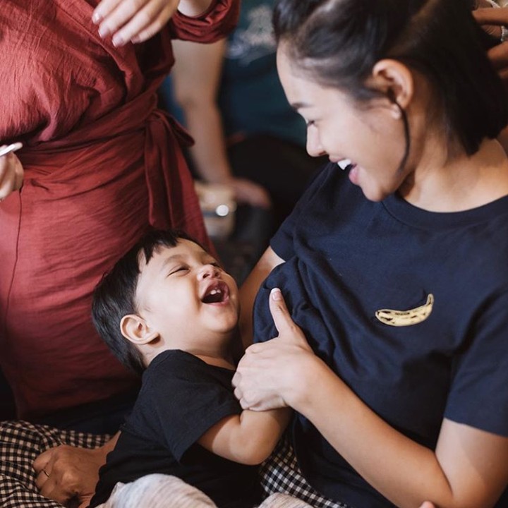 Di sela-sela kesibukannya menyanyi, Andien selalu menyempatkan diri menyusui Kawa. Bagi Andien, kapanpun dan di manapun menyusui langsung bisa dilakukan. (Foto: Instagram @andienaisyah)