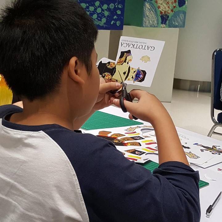 Pertama-tama, gunting dan pisahkan semua item yang menjadi bagian dari wayang. (Foto: Nurvita Indarini)