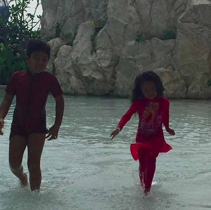 <p>Asyiknya Kakak Rahlil dan Adik Rahlia yang lagi berenang. (Foto: Instagram/ @inekekoes)  </p>