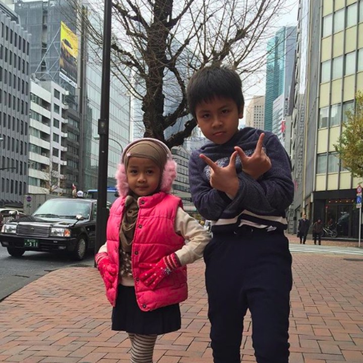 <p>Kakak dan adik sama-sama cute. Klop banget deh. (Foto: Instagram/ @inekekoes)  </p>
