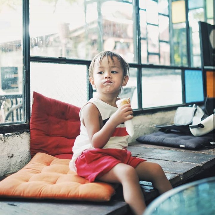 <p>Nyam, enaknya Bjorka yang lagi makan es krim. (Foto: Instagram @sabaidieter)</p>