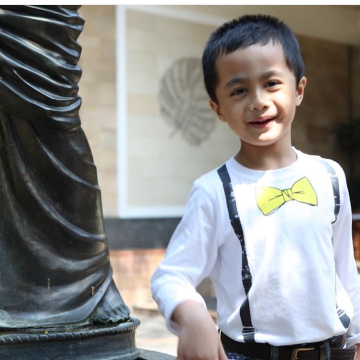 <p>Nama laki-laki kecil ini Bintang Pratama Kurniawan. Yup, dia putra sulung aktor Hengky Kurniawan. Mirip banget ayahnya kan, Bun? (Foto: Instagram @hengkykurniawan)</p>