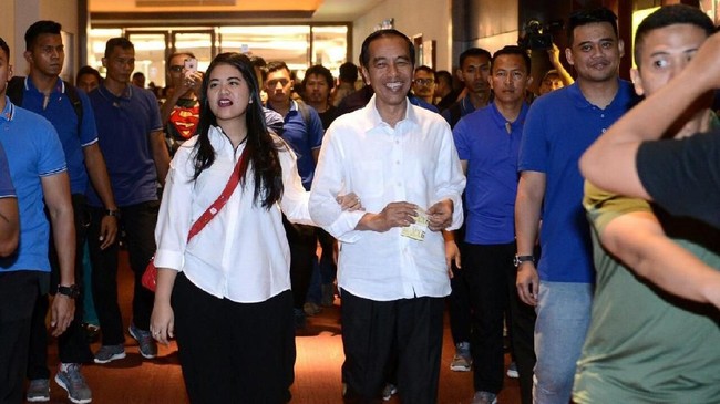 Di tengah padatnya agenda politik jelang Pilpres 2019, Jokowi tetap menyempatkan diri menemani putrinya, Kahiyang Ayu yang akan melahirkan esok hari.