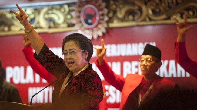 Ketua Umum PDIP, Megawati Soekarnoputri menyinggung loyalitas kader dan status anggota partai meski jadi kepala daerah.