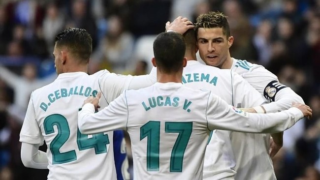 Cristiano Ronaldo mencetak gol pertama Real Madrid memanfaatkan assist ciamik Karim Benzema. Ronaldo pun meminta fan Madrid puji Benzema.