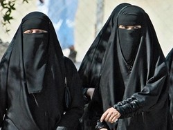 Wanita Saudi Bisa Punya Senjata Api, Makin Banyak yang Belajar Menembak