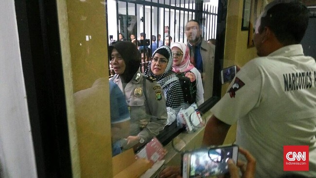 Elvy Sukaesih mengaku selama ini sibuk mengisi acara di televisi sehingga kurang memperhatikan anak-anaknya. Ia kaget saat tahu dua anaknya positif pakai sabu.