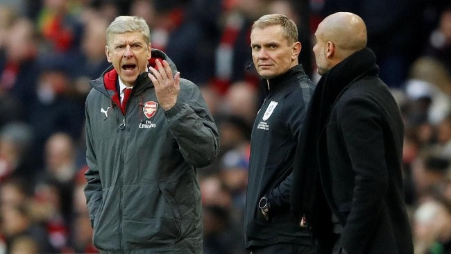 Manajer Arsenal Arsene Wenger kecewa dengan sikap wasit keempat yang tidak memberikan lebih banyak perpanjangan waktu di laga lawan Manchester City.