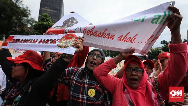 Massa dua kubu, pro dan kontra Ahok kembali bertemu di luar sidang PN Jakarta Utara. Jika dulu terkait kasus penodaan agama, saat ini terkait PK yang diajukan.