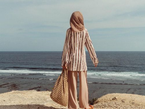 6 Tips Menarik Padu Padan Hijab ke Pantai  yang Simple Ala Selebgram 2