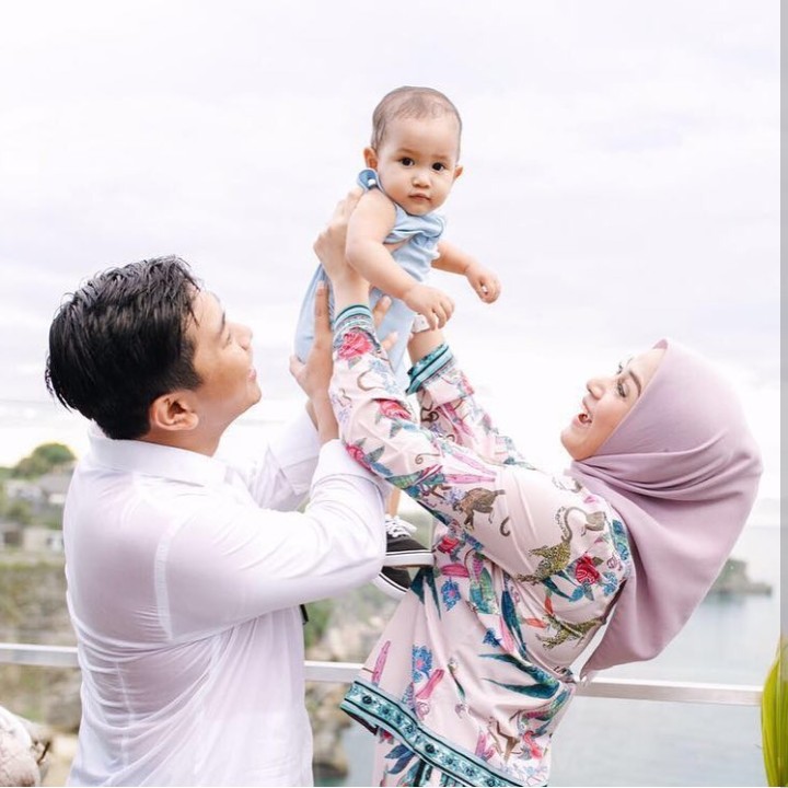 <p>Kata suami Nina, keluarga adalah salah satu hal terpenting yang kita miliki, yang tak akan berubah dan selalu ada ketika dibutuhkan. Hmm, so true, Pak Chandra. (Foto: Instagram @chandratauphan)</p>