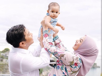 Potret Penuh Senyum Keluarga Kecil Nina Zatulini