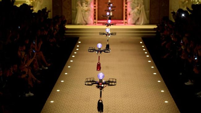 Revolusi teknologi tak bisa dielakkan bahkan di dunia mode. Dolce & Gabbana dalam peragaan di Milan Fashion Week menghadirkan drone sebagai pengganti model.