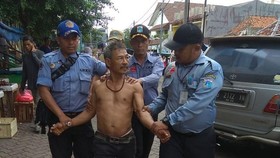 Bawa Pisau, Pria Diduga Gila Ditangkap di Rawamangun