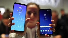 Samsung 'Sindir' Desain Layar iPhone X