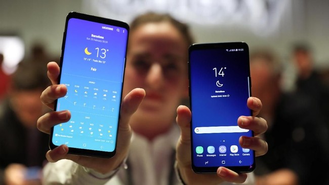 Samsung 'sindir' desain Apple untuk layar iPhone X dalam peluncuran Galaxy S9 dan S9+ di Mobile World Congress (MWC) 2018 di Barcelona, Spanyol.