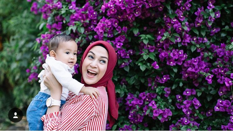 Cerita Nina Zatulini Saat Sang Anak Sempat Alami Bingung Puting Anak pertama Nina Zatulini pernah mengalami kesulitan menyusu karena bingung puting.
