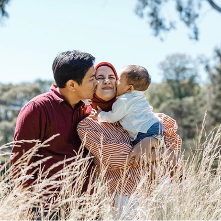 <p>Waah senangnya dicium dua laki-laki kesayangan. (Foto: Instagram @ninazatulini)</p>