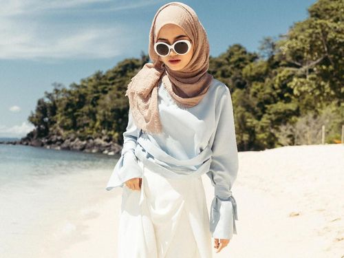 6 Tips Menarik Padu Padan Hijab ke Pantai  yang Simple Ala Selebgram 3