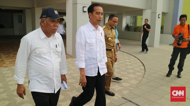 Jokowi membawa Menteri PUPR Basuki Hadimuljo saat membagi-bagi bantuan petani gagal panen imbas El Nino di Jawa Tengah.