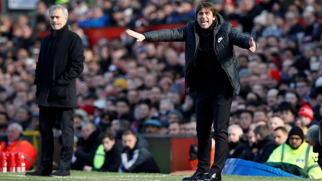 Kekalahan Chelsea dari Manchester United 1-2 di Stadion Old Trafford menunjukkan Antonio Conte linglung dalam menentukan strategi permainan The Blues.