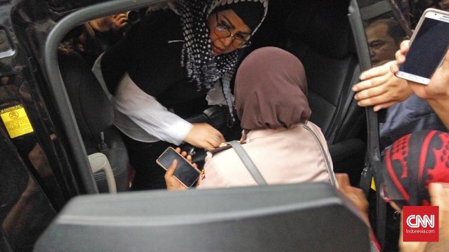 Anak pedangdut Elvy Sukaesih, HR melakukan perusakan warung kelontong di dekat rumahnya dan kini dibawa polisi ke RSJ Duren Sawit karena alami gangguan jiwa.