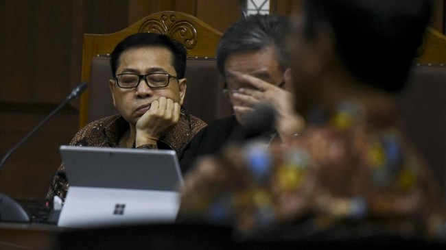 Politikus Golkar Melchias Mekeng mengancam akan melaporkan Setya Novanto jika masih membual tanpa bukti terkait korupsi e-KTP. Dia menyebut Setnov berbuat onar.