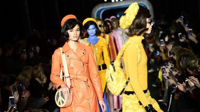 Desainer Jeremy Scott dari Moschino dikecam gara-gara promo koleksi terbarunya yang mengusung tema 'Alien' yang menyinggung krisis imigran di AS.