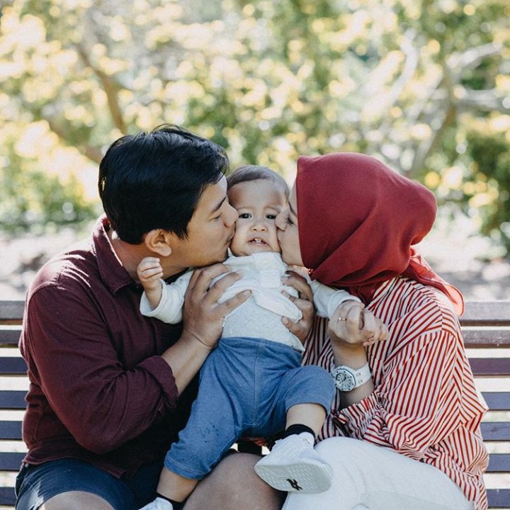 <p>Nina dan suaminya, Chandra Tauphan Ansar, sama-sama sering berbagi momen kebersamaannya di Instagram. Melihat foto-foto mereka ikut adem deh rasanya. (Foto: Instagram @ninazatulini)</p>