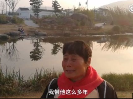 Ibu Ini Jadi Karakter Cu Pat Kai Demi Anaknya yang Sakit