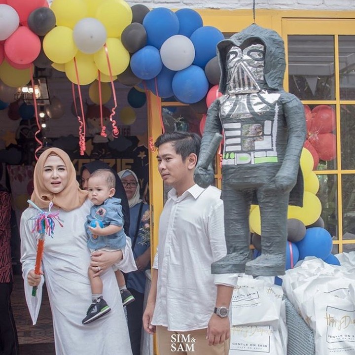 <p>Nina dan suaminya juga sama-sama sering menulis caption manis di tiap postingannya. Mereka pun saling memberikan komentar manis juga. (Foto: Instagram @candratauphan)</p>